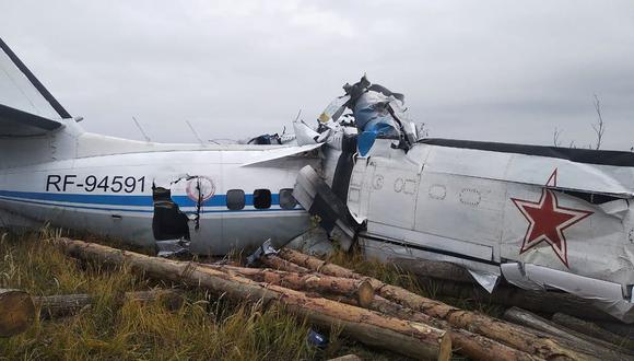 El avión se estrelló poco después de alzar el vuelo a más de un kilómetro del aeródromo. (Ministerio de Emergencias de Rusia / AFP).