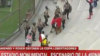 Hinchas de Flamengo sufren decomiso de banderas en el estadio Monumental [VIDEO]