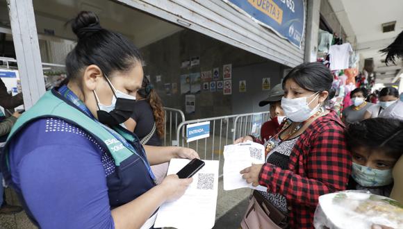 Desde el 10 de diciembre es obligatorio que los mayores de 18 años presenten su carné de vacunación para ingresar a espacios cerrados. Foto: GEC