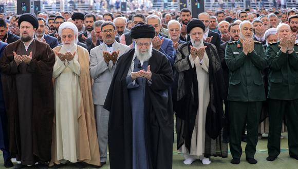 Una fotografía proporcionada por la oficina del líder supremo iraní, el ayatolá Ali Jamenei, lo muestra dirigiendo la ceremonia de oración de Eid al-Fitr en Teherán el 10 de abril de 2024. (Foto de KHAMENEI.IR / AFP)