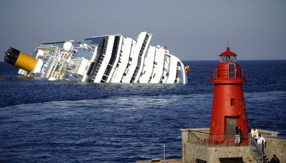 Semihundido aparece el crucero Costa Concordia. (Foto: Agencia AFP)