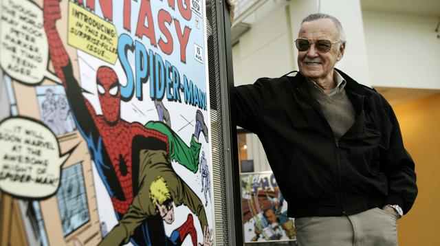 2006, el creador de cómics Stan Lee se encuentra al lado de algunos de sus dibujos en la Exposición Científica de Marvel Super Heroes en el California Science Center en Los Ángeles. (Foto:Agencias)