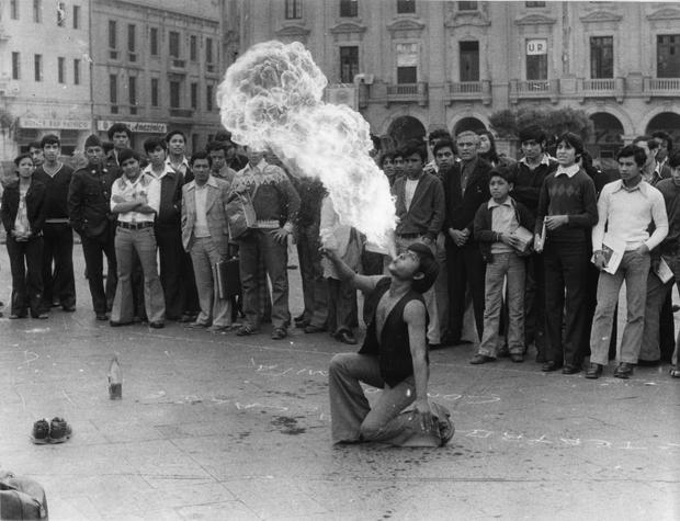 LIMA, 7 DE JULIO DE 1979

TRAGAFUEGOS EN LA PLAZA SAN MARTIN.

FOTO: JOSE MICHILOT / EL COMERCIO