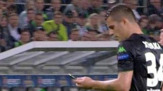Jugador se encontró celular en pleno partido de Europa League