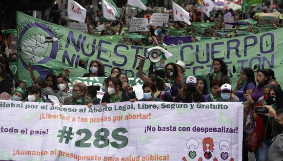 Las mujeres se manifiestan exigiendo la despenalización del aborto durante el Día Mundial de Acción por el Aborto Legal y Seguro en la Ciudad de México el 28 de septiembre de 2022. (Foto de VICTORIA RAZO / AFP)