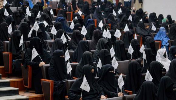 Este sábado circularon imágenes de mujeres cubiertas que asistían a una manifestación de los talibanes en la Universidad de Educación Shaheed Rabbani en Kabul circularon. (EPA).