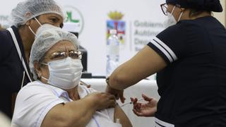 Bolivia empieza a vacunar a pacientes de riesgo contra coronavirus