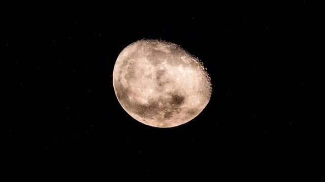 Muchas personas fueron testigos del gran espectáculo astronómico en el que la Luna y Marte parecen “besarse”. (Foto: Referencial)
