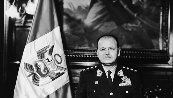 Retrato del Presidente Juan Velasco Alvarado (1910 - 1977) en su oficina, Perú, 1968. (Photo by Hulton Archive/Getty Images)