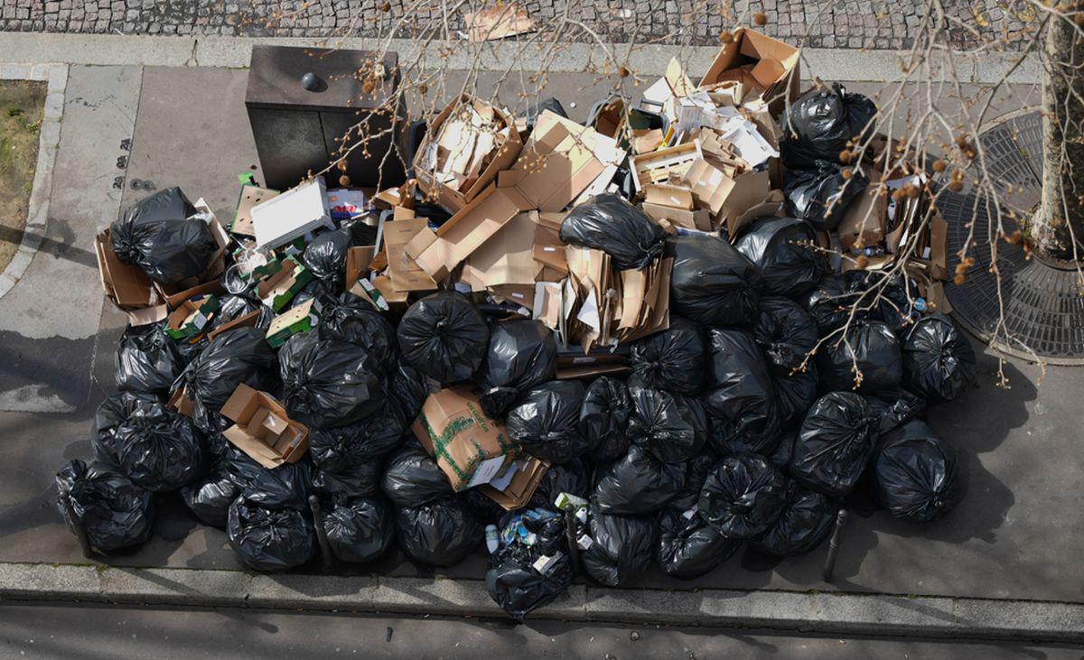 Miles de toneladas de basura se han acumulado en las calles de la capital francesa después de una semana de huelga de recolectores de basura contra las reformas de pensiones del gobierno | Foto: ZAKARIA ABDELKAFI / AFP