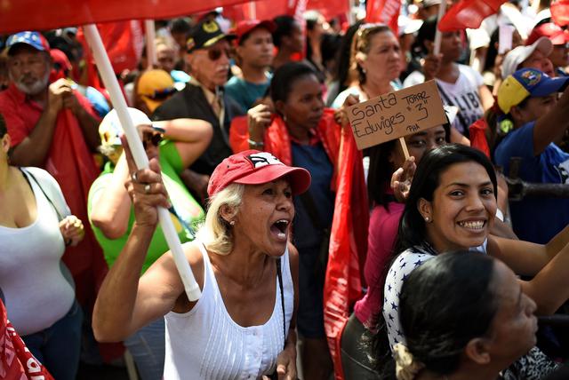 Tras el apagón nacional que dejó a la mayoría de los estados de Venezuela sin luz por cuatro días, los seguidores de Nicolás Maduro salen a las calles para darle su apoyo. (AFP)