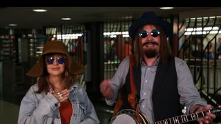 YouTube: Christina Aguilera y Jimmy Fallon sorprenden con show en metro de NY