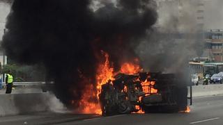 Surco: camioneta se incendió y bloqueó la Panamericana Sur