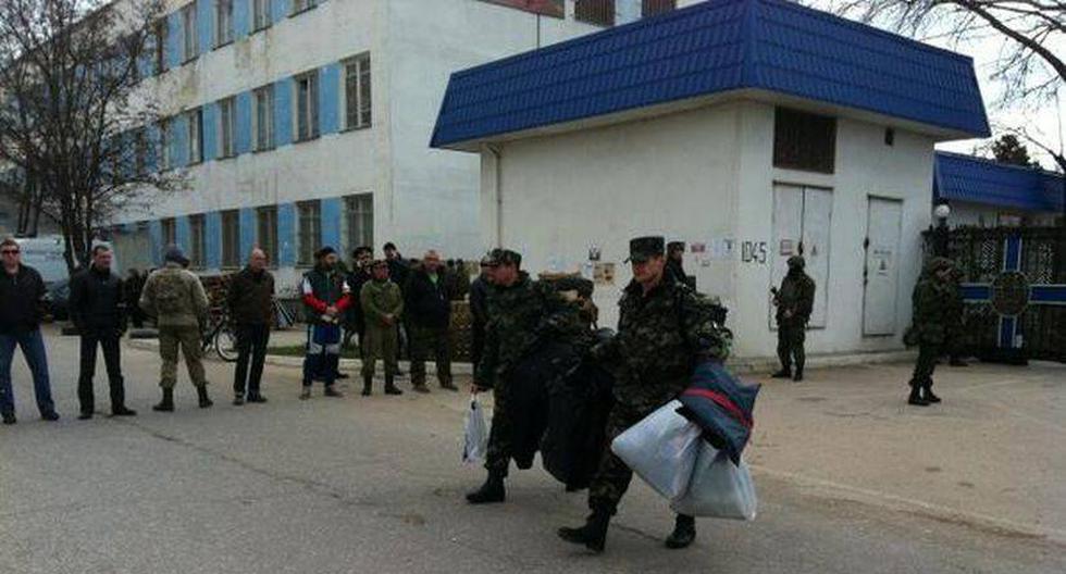 Soldados ucranianos abandonan la sede de la Marina en Sebastopol. (Foto: @PeterLeng)