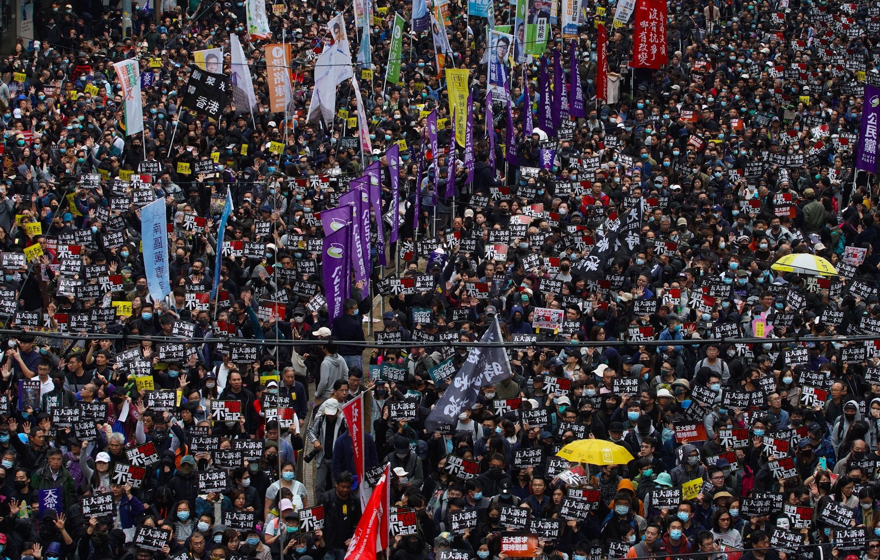 Al menos un millón de personas participaron en la marcha anual en favor de la democracia en Hong Kong. (Foto AP / Vincent Yu).