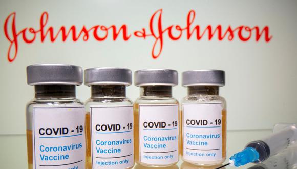 Reguladores de Estados Unidos recomiendan “pausar” uso de vacuna Johnson & Johnson contra el coronavirus por temor a coágulos. (REUTERS/Dado Ruvic).