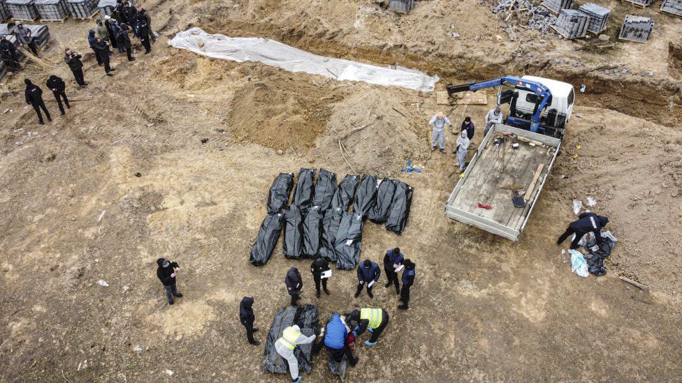 Aerial image of bodies exhumed in Bucha.  (GETTY IMAGES).