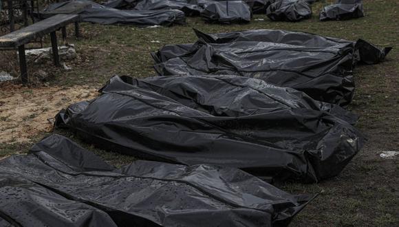 A comienzos de abril, las autoridades ucranianas exhumaron cuerpos de civiles que fueron enterrados en fosas comunes en Bucha. (GETTY IMAGES).