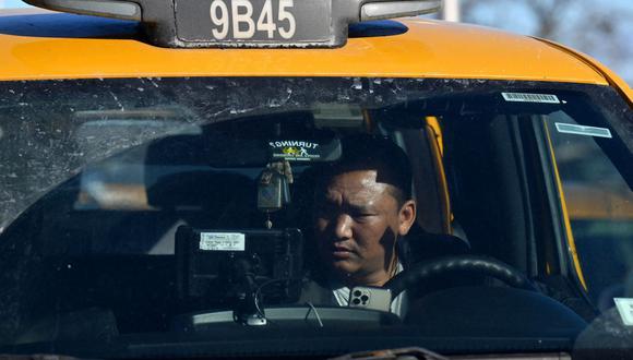 El chofer de un taxi amarillo espera clientes en el aeropuerto LaGuardia de Nueva York el 4 de febrero de 2021. (Foto de Angela Weiss / AFP).