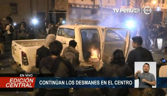 Un patrullero fue quemado por los manifestantes durante la protesta contra el Congreso de la República. (TV Perú)