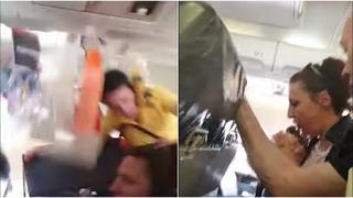 Turbulencia provoca que una aeromoza impacte contra el techo del avión | VIDEO
