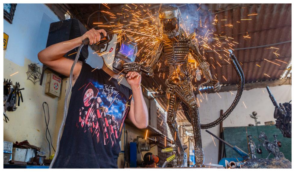 El artista realiza los últimos toques de soldadura al personaje de “Alien” | Foto: Allen Quintana / @photo.gec