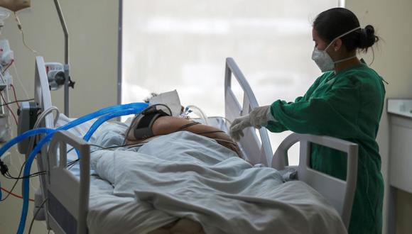Vista de una integrante del equipo de salud mientras atiende a un paciente con covid-19, en la unidad de emergencia del hospital Iess del Sur hoy en Quito (Ecuador). (Foto: EFE/José Jácome).