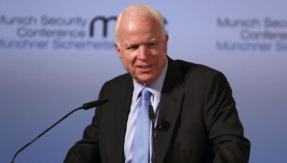 John McCain defiende la libertad de prensa tras tuit de Trump