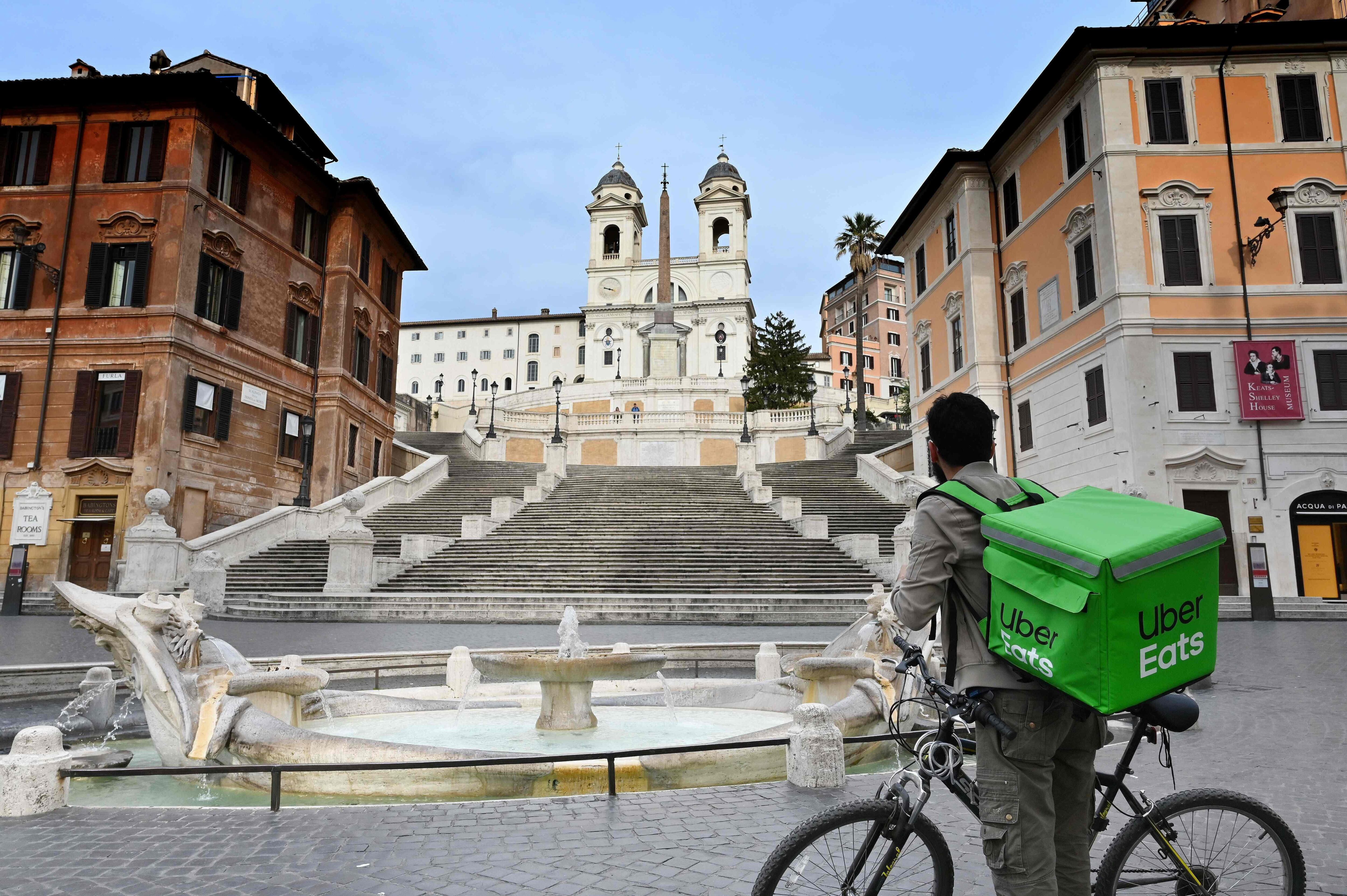 Las calles de Roma lucen prácticamente desiertas tras las estrictas medidas de confinamiento tomadas por el gobierno. (Foto: AFP)