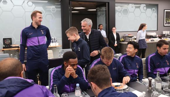 El joven recogebolas siendo guiado por Mourinho y recibido por Kane. (Foto: Agencias)