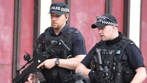 Theresa May, dijo que las fuerzas del orden creen conocer la identidad del terrorista suicida, pero advirtió que aún no puede ser revelada. (Foto: AP)