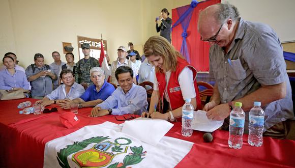 Una de las últimas actuaciones de Carlos Loret de Mola (de gris) como viceministro de Gobernanza Territorial fue en febrero, en la firma de acuerdos en la mesa de Saramurillo. (Foto: PCM)