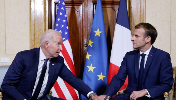 El presidente francés Emmanuel Macron (derecha) y el mandatario estadounidense Joe Biden se reúnen en la Embajada de Francia ante el Vaticano en Roma el 29 de octubre de 2021. (Ludovic MARIN / AFP).