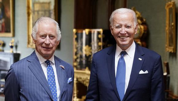 El rey Carlos III de Gran Bretaña y el presidente estadounidense Joe Biden posan para una fotografía en el Gran Corredor del Castillo de Windsor en Windsor el 10 de julio de 2023. (Foto de Andrew Matthews / POOL / AFP)