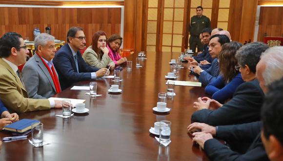 El presidente Martín Vizcarra encabezó la reunión con la bancada de Peruanos por el Kambio. El encuentro duró dos horas. [Foto Prensa Palacio]