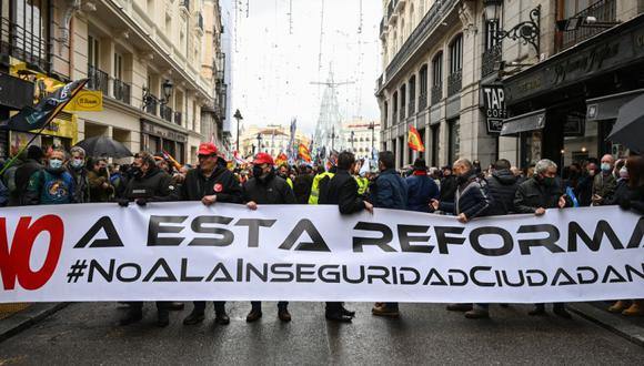 Los manifestantes participan en una manifestación convocada por los sindicatos policiales en Madrid, para protestar contra los cambios propuestos de una controvertida ley de seguridad conocida como "ley mordaza" (ley mordaza). (Foto: GABRIEL BOUYS / AFP)