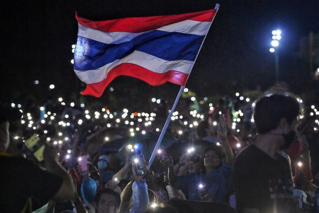 Miles de jóvenes empezaron a manifestarse este sábado en Bangkok, lanzando una movilización de dos días contra el gobierno para reclamar más democracia, la dimisión del primer ministro o incluso una reforma de la monarquía, un tema tabú en Tailandia.  (Foto: Lillian SUWANRUMPHA / AFP).