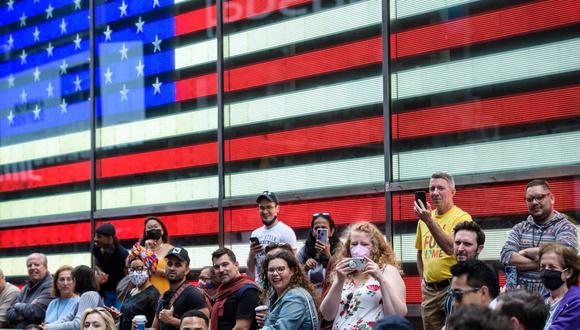 La gente ve una actuación durante un evento en Times Square el 11 de junio de 2021 en la ciudad de Nueva York. (Angela Weiss / AFP).