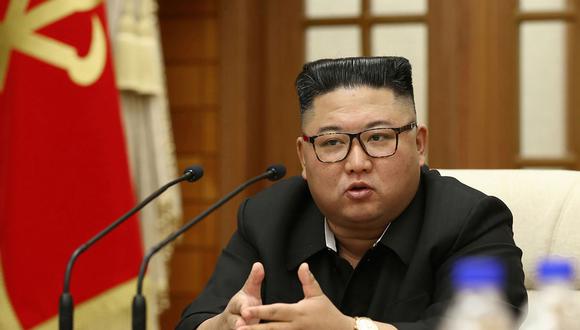 Kim Jong-un habla durante una reunión del Buró Político del Comité Central del Partido de los Trabajadores de Corea (WPK) en Pyongyang. (AFP / KCNA vía KNS / STR).
