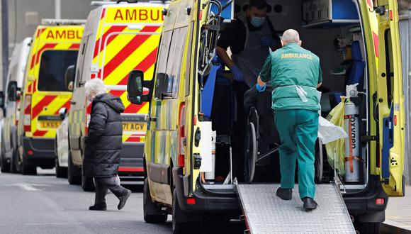 Reino Unido confirma 12 muertos y 104 hospitalizaciones por la variante ómicron del coronavirus (TOLGA AKMEN / AFP).
