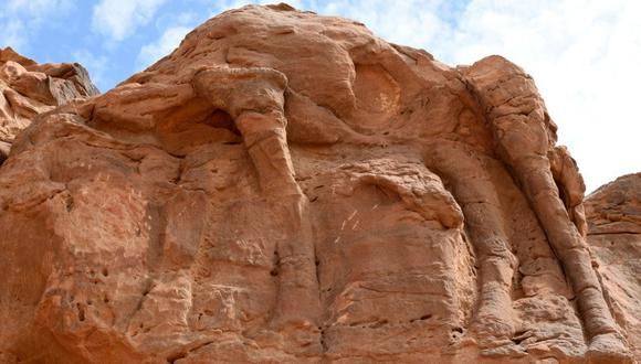 Escultura de un camello en la roca, en el desierto de la provincia de Al Juf, en el norte de Arabia Saudí. (Foto: AFP)