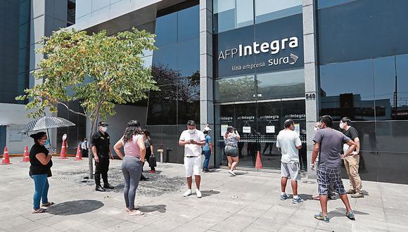 Respecto a las razones locales que han afectado negativamente la rentabilidad de los fondos de pensiones, figura el sexto retiro aprobado por el Congreso de la República, que además se está dando en uno de los peores momentos históricos de la economía mundial. (Foto: Lino Chipana / GEC)