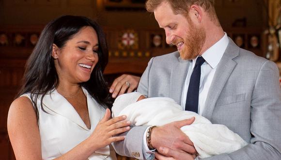 Meghan Markle, duquesa de Sussex, y el príncipe Harry posan para una foto con su hijo recién nacido, Archie Harrison Mountbatten-Windsor, el 8 de mayo de 2019. (Dominic Lipinski / POOL / AFP).
