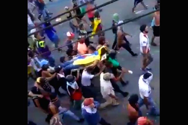 Durante una manifestación en la localidad central de La Victoria, estado Aragua, murió el opositor Samuel Méndez. La imagen muestra cuando llevan su cadáver por las calles. Foto: Captura de video