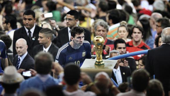 Leo Messi habló sobre la foto en la que mira la Copa del Mundo
