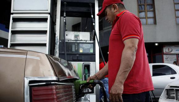El personal que despacha la gasolina no sabe cómo usar los datafonos o puntos de venta. (Foto: Reuters)