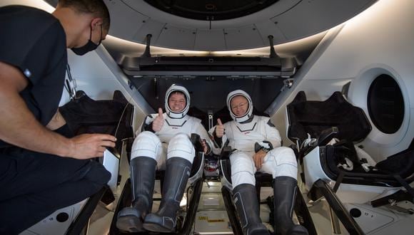 Los astronautas de la NASA Robert Behnken, a la izquierda, y Douglas Hurley son vistos dentro de la nave espacial SpaceX Crew Dragon Endeavor a bordo de la nave de recuperación SpaceX GO Navigator poco después de haber aterrizado en el Golfo de México. (Foto: Bill INGALLS / NASA / AFP)