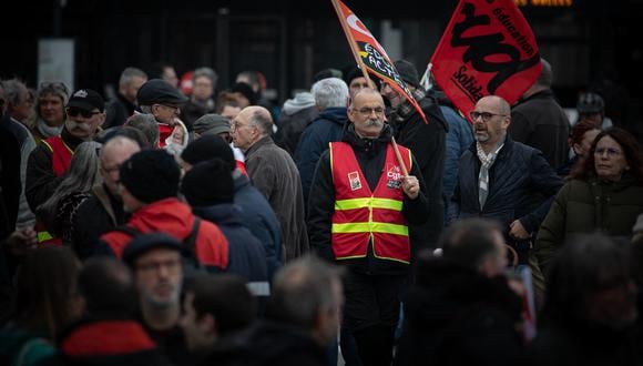 Los manifestantes se reúnen frente al ayuntamiento durante una manifestación dos días después de que el gobierno francés aprobara una reforma de las pensiones en el parlamento sin votación, utilizando el artículo 49.3 de la constitución, en Le Havre, noroeste de Francia, el 18 de marzo de 2023. (Foto de Lou BENOIST / AFP)