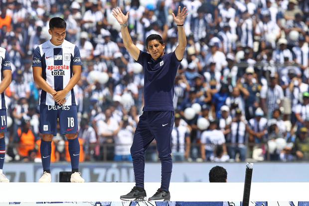Guillermo Salas fue ovacionado cuando fue presentado como técnico de Alianza Lima en la Tarde Blanquiazul. (Foto: GEC)