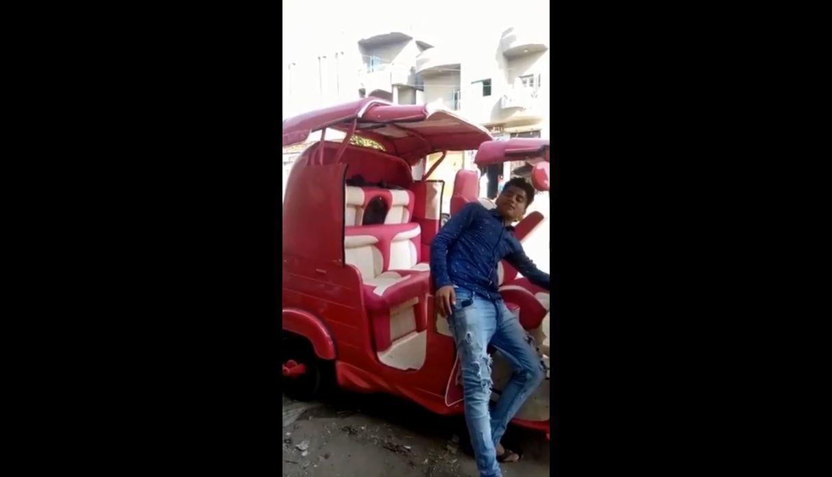 Un joven presentó en un video de Facebook el peculiar diseño de su mototaxi y se volvió viral entre los seguidores. (Foto: Captura)